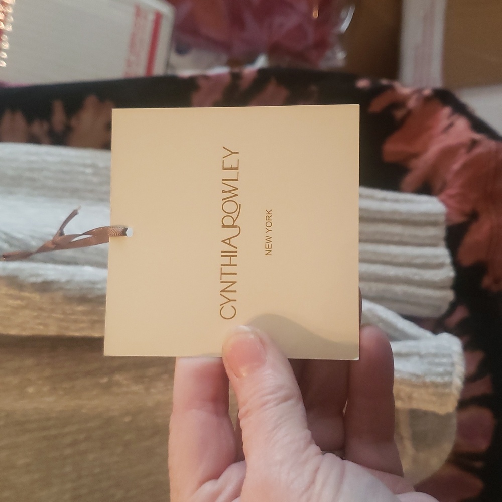 SOFT SWEATER  Cynthia Rawley🦋☮ - Picture 2 of 3